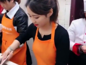 微笑小姐姐吃面,微笑小姐姐的温馨面馆时光